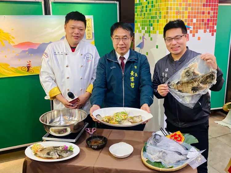 黃偉哲示範料理包，直誇便利。王志弘攝