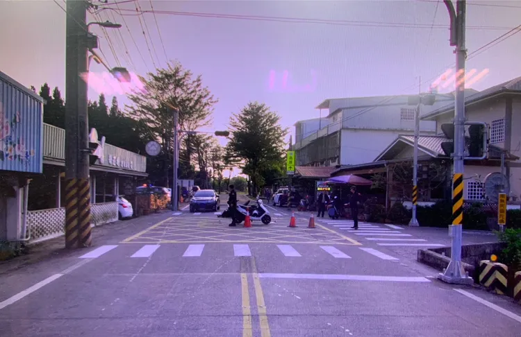 發生地為閃燈號誌T字路口，洪員行駛方向為閃黃燈，謝女行駛方向為閃紅燈。讀者提供