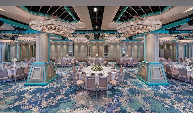 台北六福萬怡酒店七樓超新星宴會廳，以水藍色絨質地毯搭配暖暖的奶茶色牆面，整體呈現十分雅致。六福旅遊集團提供