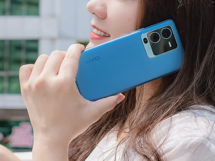 vivo V25 Pro，活動期間購機最高可折抵3千元，再送好禮二選一及登錄抽萬元旅遊金。業者提供