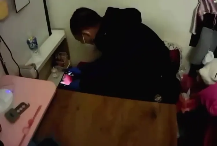 警方在陳女家中搜索。翻攝畫面