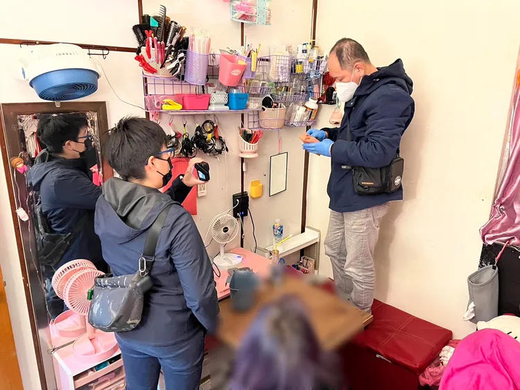 警方到陳女家中搜索。翻攝畫面