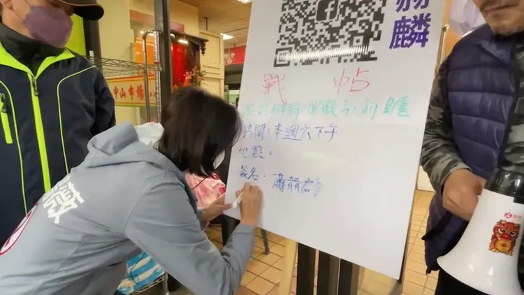 王鴻薇簽下辯論同意書。王鴻薇辦公室提供