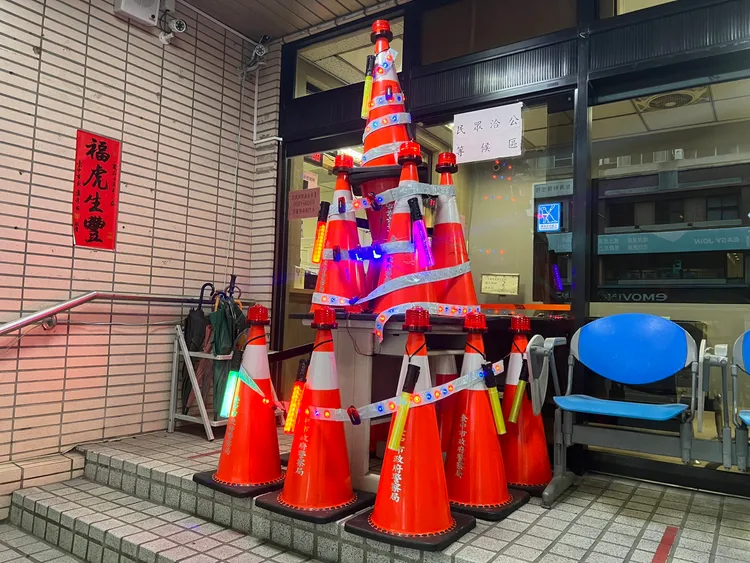 台中市警局交通大隊發揮巧思，利用交通錐、指揮棒、警用肩燈及警示燈，組成另類聖誕樹。警方提供