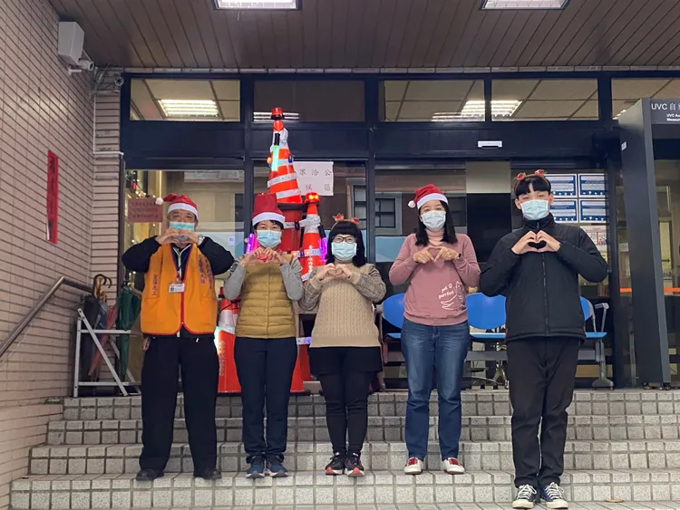 值勤警員、志工也都應景戴上聖誕帽，提供民眾服務。讀者提供