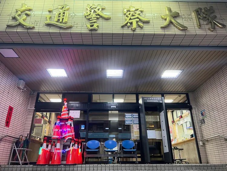 台中市交通大隊應景在門口布置聖誕樹，就地取材吸引路過民眾目光。讀者提供