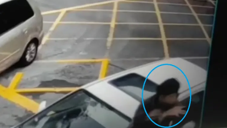 陳姓男子（藍圈處）與柯姓美籍補教師扭打。民眾提供