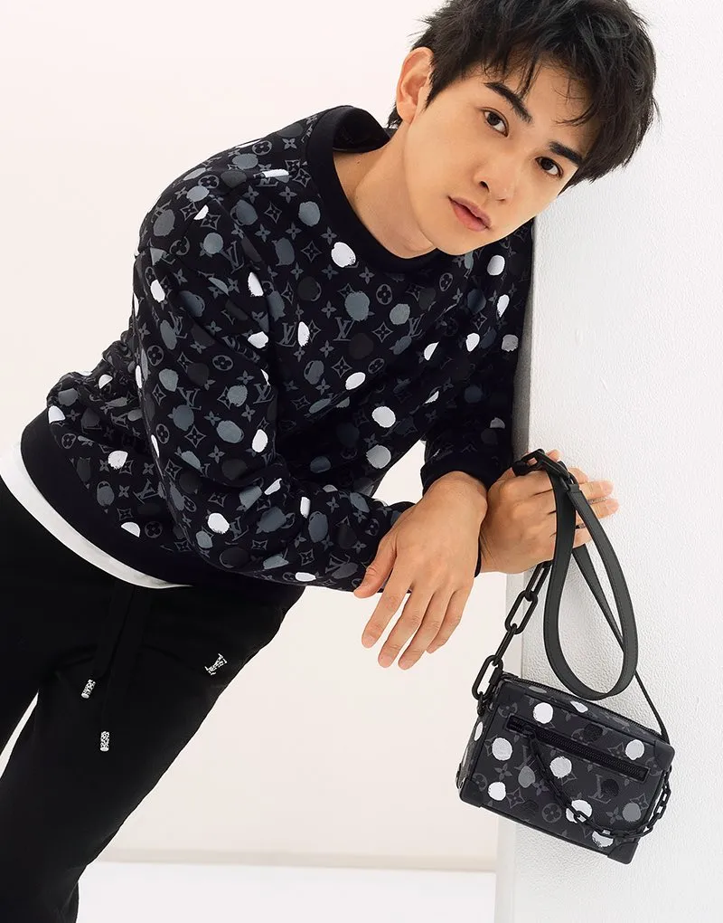 擁有強大時尚資源的町田啓太,搶先演繹了法國精品LV與日本藝術家草間彌生打造的聯名系列新作。翻攝hourlymachi推特