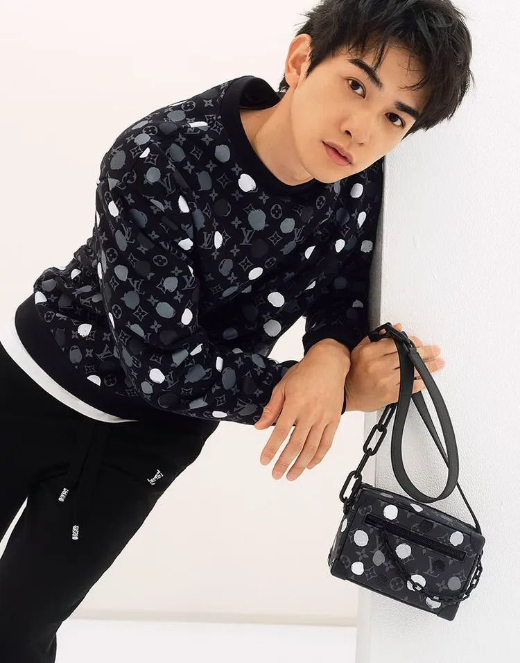 擁有強大時尚資源的町田啓太，搶先演繹了法國精品LV與日本藝術家草間彌生打造的聯名系列新作。翻攝hourlymachi推特