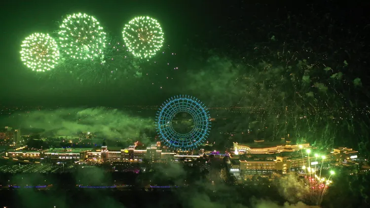 麗寶跨年煙火顏色變化萬千。麗寶樂園提供