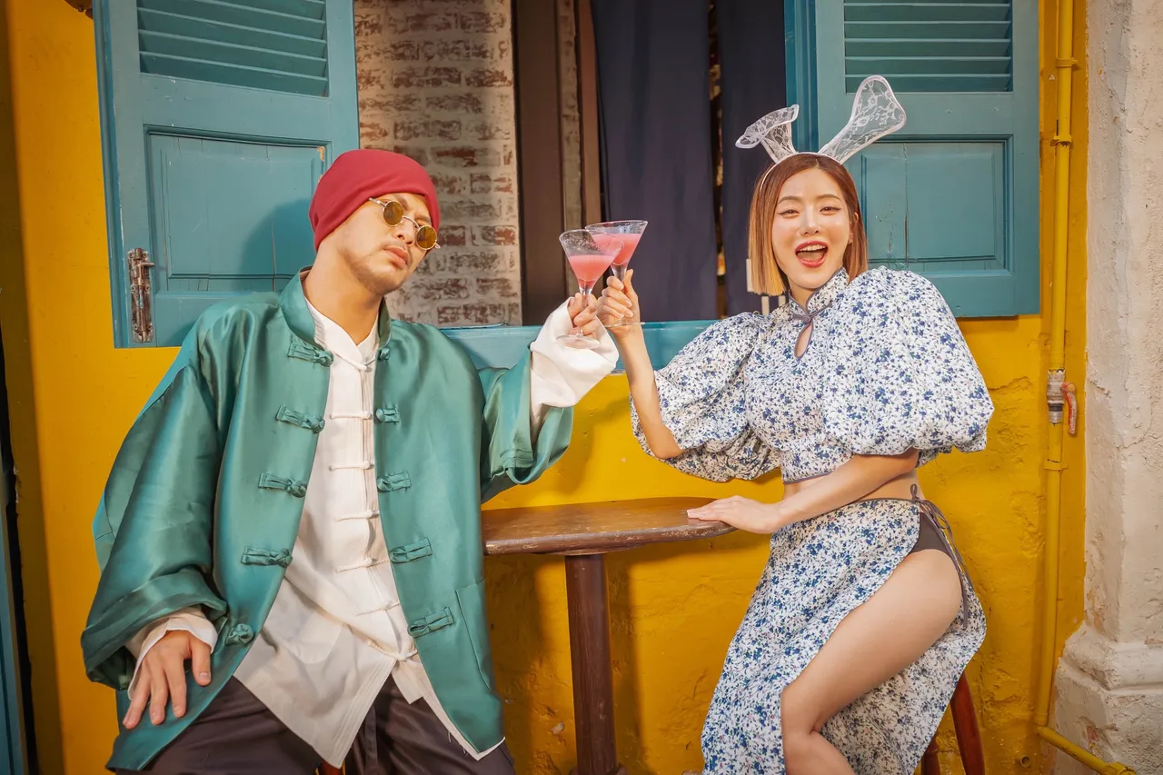 黃明志(左)與韓國IG百萬訂閱的DJ SODA相談甚歡。亞洲通文創提供