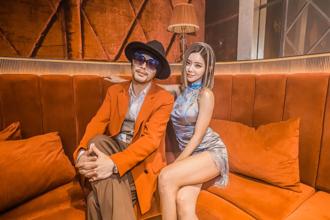 黃明志(左)找來關注非常久的IG女神DJ SODA在音樂上合作。亞洲通文創提供