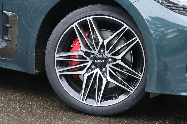 依舊搭配19吋的星芒造型輪圈，內部的制動系統則是來自Brembo名廠的前四、後二活塞煞車卡鉗。陳志淵攝