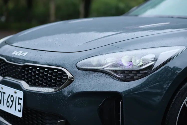 Kia招牌的Tiger Nose虎鼻水箱罩外框施以黑鉻材質處理，並換上全新廠徽識別，LED頭燈並包含動態轉向輔助。陳志淵攝