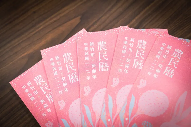 新竹市政府以「繪旅行」手法紀錄城市景點，推出2023年月曆、桌曆及喜氣的兔年農民曆，14日起限量兌換。市府提供