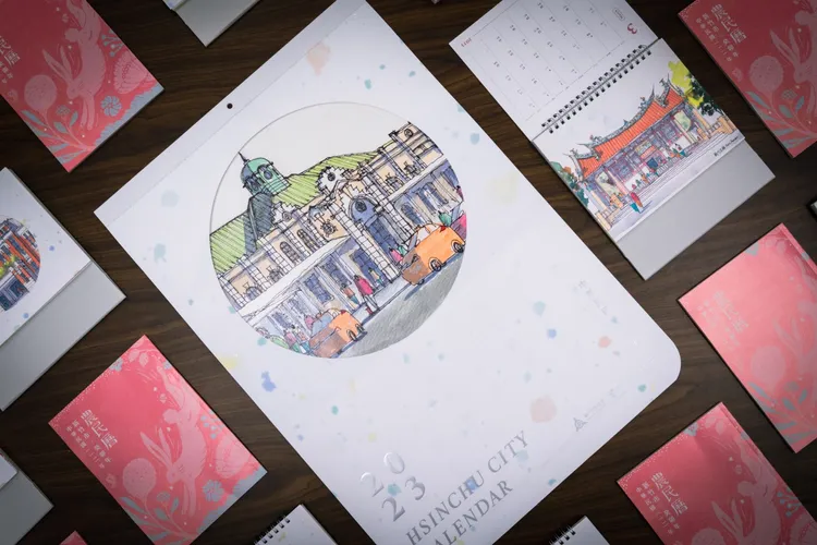 新竹市政府以「繪旅行」手法紀錄城市景點，推出2023年月曆、桌曆及喜氣的兔年農民曆，14日起限量兌換。市府提供