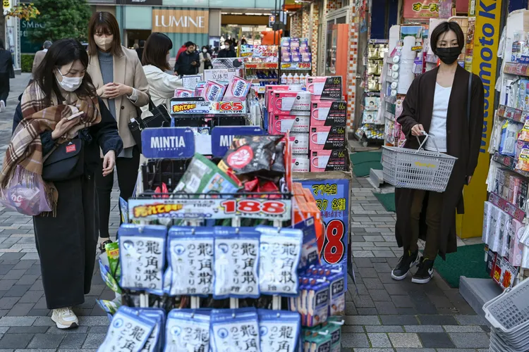日本匯率貶值，導致日本人均國內生產毛額（GDP）將在今、明年，分別被台灣與南韓超越。美聯社