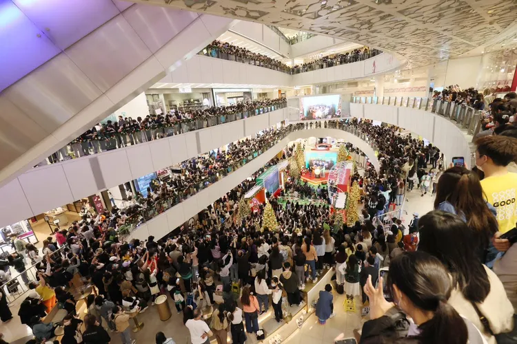 五堅情的簽唱會，現場被粉絲擠爆。J’s娛樂工廠提供