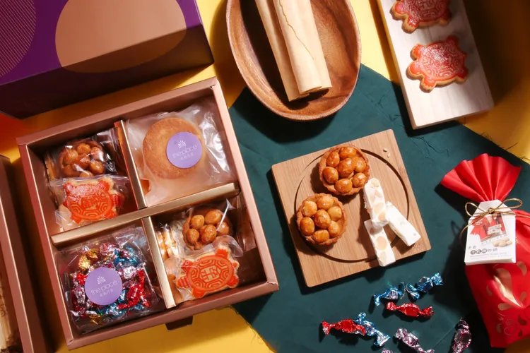 台南老爺行旅「祝好年」雙層年節禮盒，內含5款在地特色商品，每款商品既應景又甜入人心。業者提供