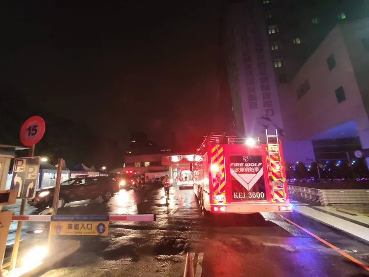 因老翁當時在病房內尚未宣布死亡，被妻子不慎點燃氧氣面罩遭到灼傷，送往急診室後醫師宣布死亡。但無法明確判定死因，須待檢察官相驗調查。民眾提供