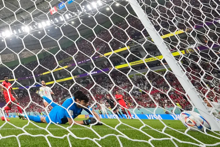 摩洛阿蓋德Nayef Aguerd擋球卻出現烏龍球將球補進自家球門。美聯社