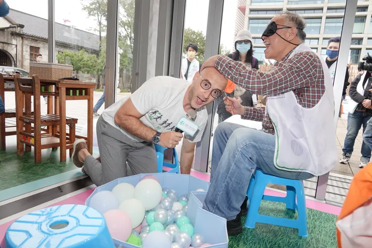 吳鳳（左）體驗視障者生活。陳德興攝