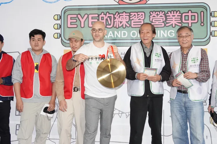 吳鳳(中)為愛盲基金會出席記者會。陳德興攝