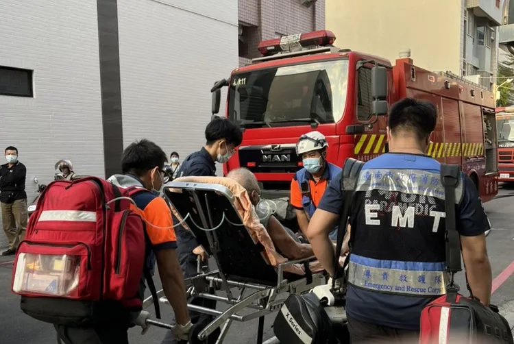 獨居老人救出送醫。民眾提供