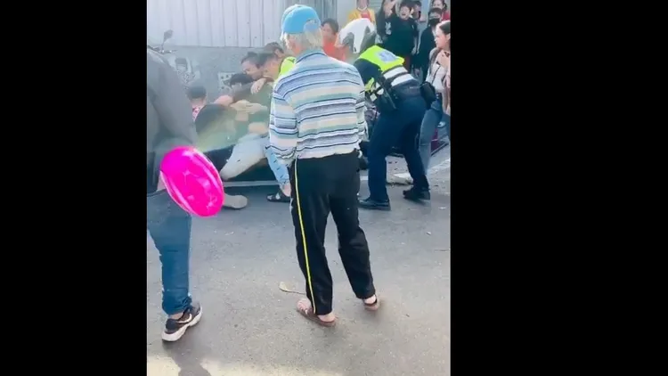 醉漢喝得爛醉與鄰人發生口角釀成群毆事件。民眾提供