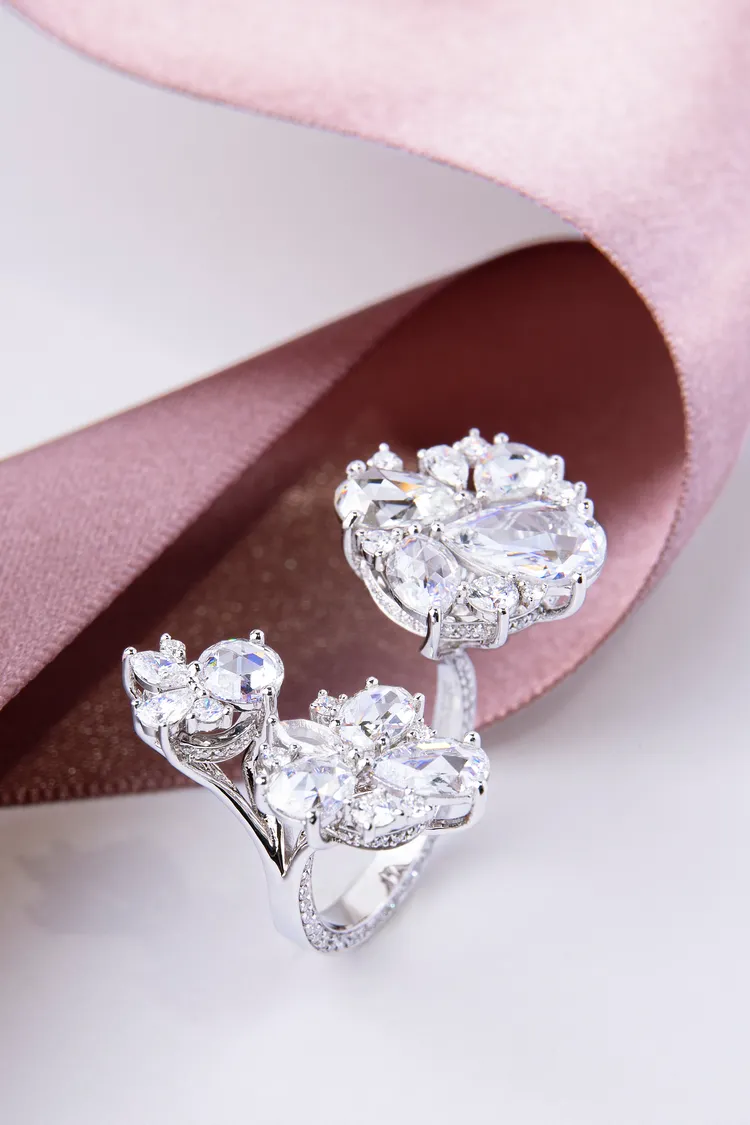 The Forbearing Ring蕾絲花鑽石雙指戒，約40萬元。品牌提供