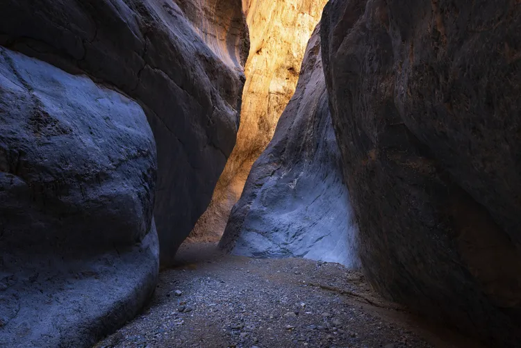 《神聖的靜止》在偏遠的沙漠峽谷中，藍、黃二色石壁相互對照，攝於加州。©Brent Clark／Natural Landscape Photography Awards