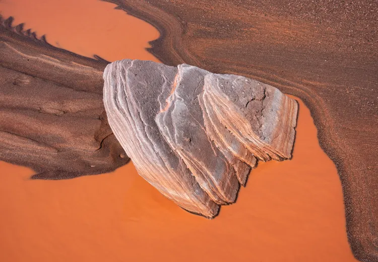 《意外》缺乏比例對照的情況下，巨岩與色澤罕見的泥地，構成奇趣線條。攝於亞利桑納州。©Brent Clark／Natural Landscape Photography Awards