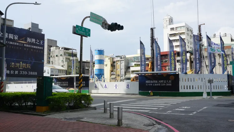 鹽埕區過去房價頂多單坪25萬元，如今出現一倍上揚空間。葉家銘攝