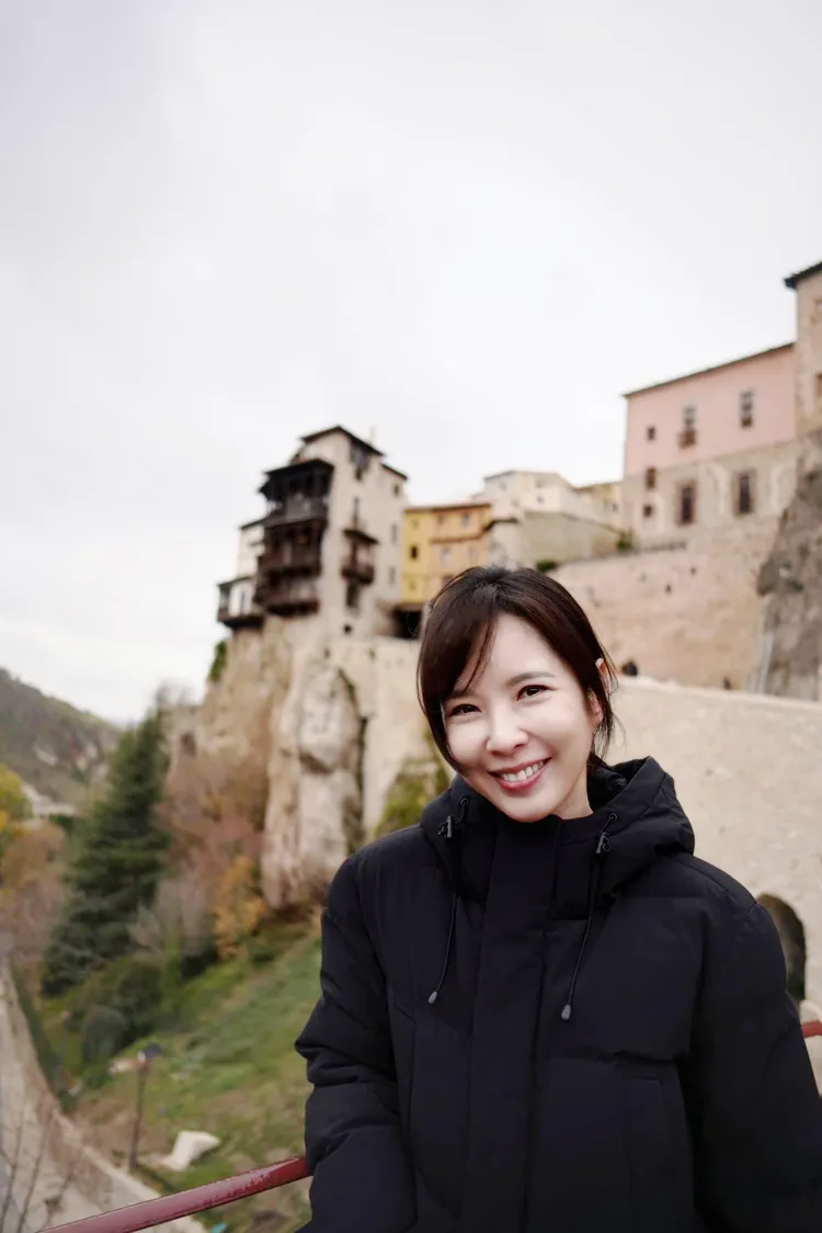 天心背後是西班牙古城懸空之屋。福隆提供