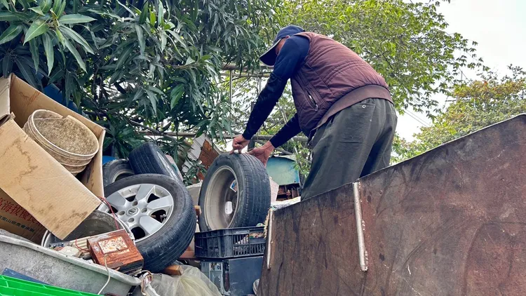 6顆輪子變賣1300元，林男已全數花光。民眾提供