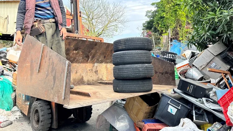 警方前往回收場取回輪子發還遭竊車主。民眾提供