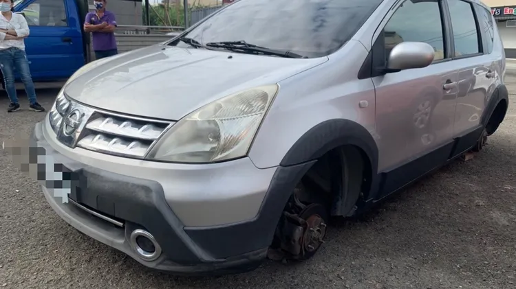 停放在馬光夜市的銀色轎車4顆輪子都被林男偷走。民眾提供