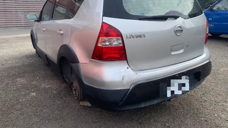 銀車4顆輪子全被林男偷走變賣。民眾提供