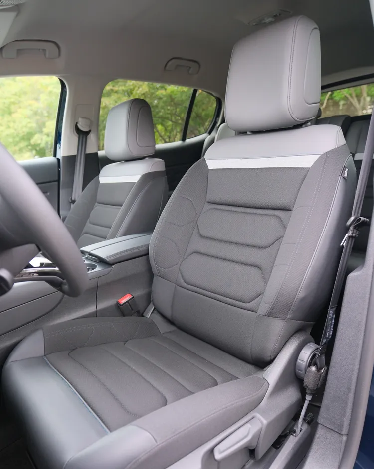 CAC舒適座椅就像是沙發般Q彈，1.2升車型僅有手動調整。陳志淵攝