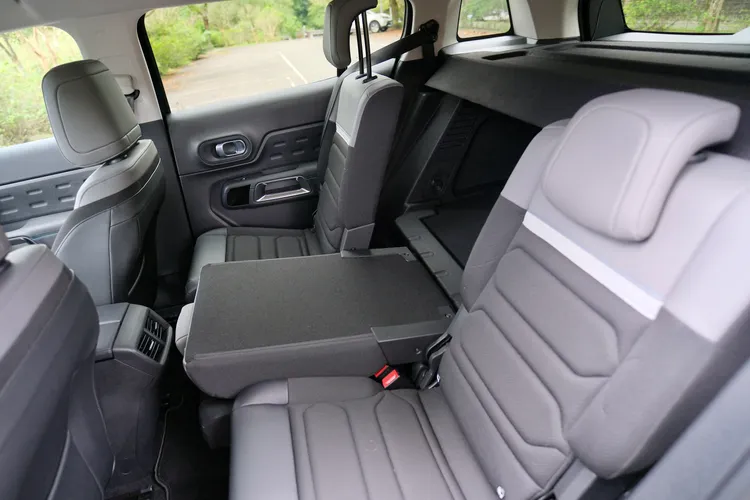 後座採用的是同級車少見的獨立三座椅配置，每張都能獨立折疊、滑移。陳志淵攝