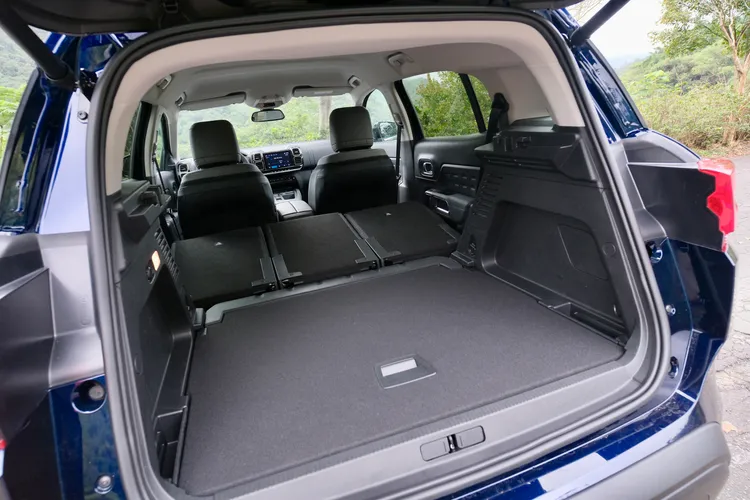 行李廂將後座倒平之後，最大容積可達到1630公升，全車系都配足踢感應電動尾門。陳志淵攝