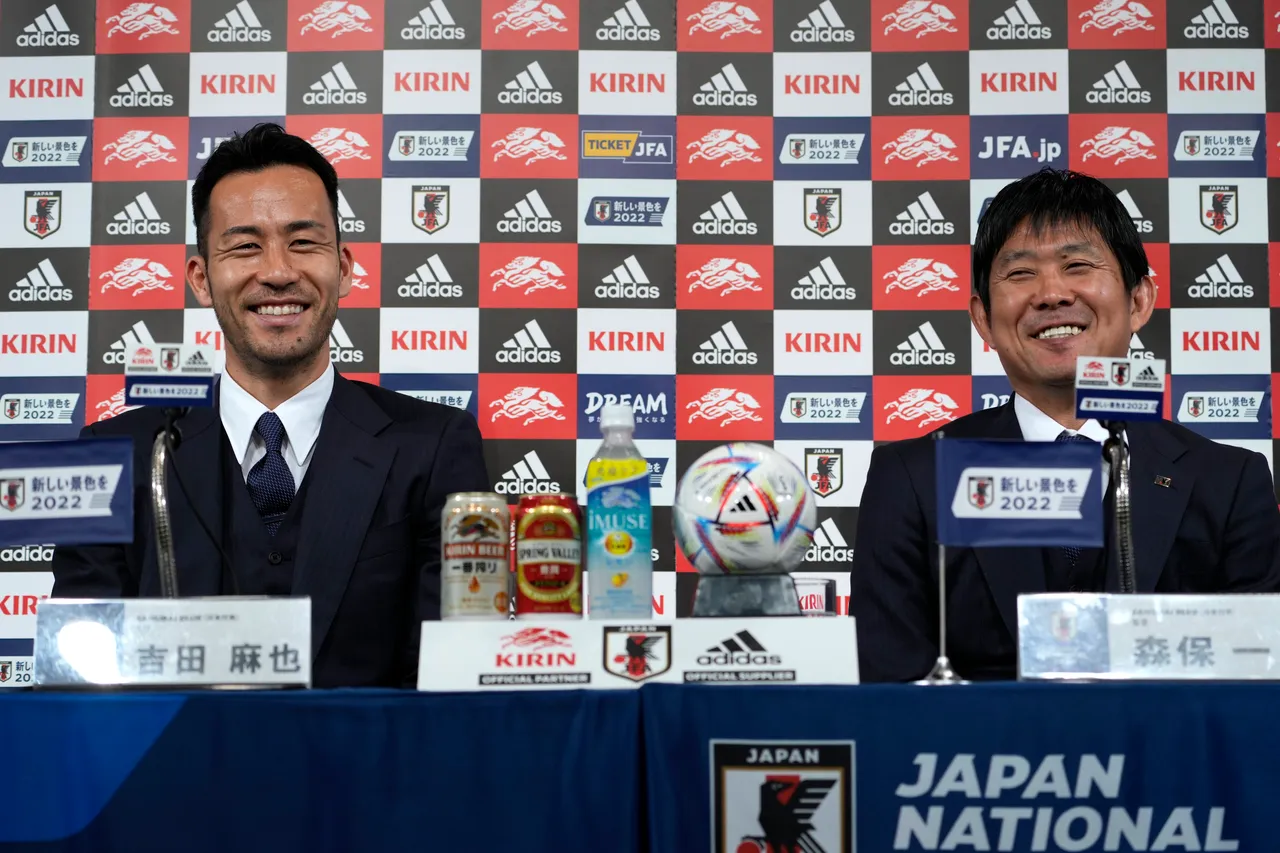 日本隊教練森保一(右)與隊長吉田麻也(左)出席返國記者會。美聯社