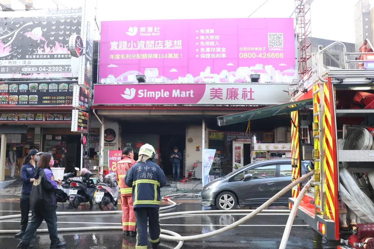 火勢波及旁邊的美廉社。張喆喜攝