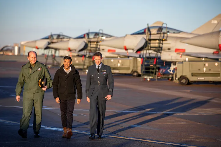 英國首相蘇納克（Rishi Sunak）9日在林肯郡參觀英國皇家空軍基地。