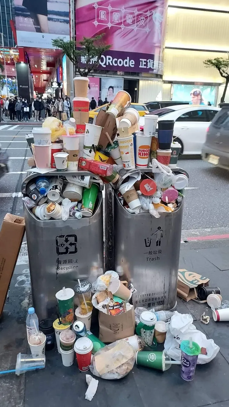 垃圾桶滿了還是堆滿層層垃圾，像聖誕樹一樣。翻攝爆廢2公社