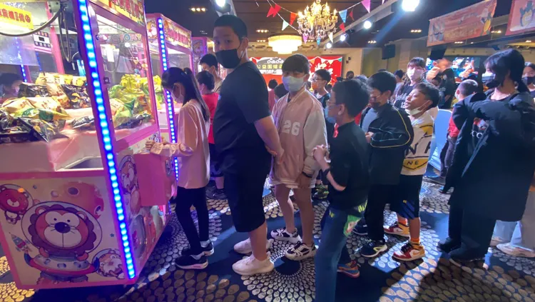 圍爐宴會廳擺設多台夾娃娃機，等待體驗民眾大排長龍。孫英哲攝