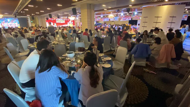 業者與彰縣府及企業今天宴請百桌弱勢家庭圍爐。孫英哲攝