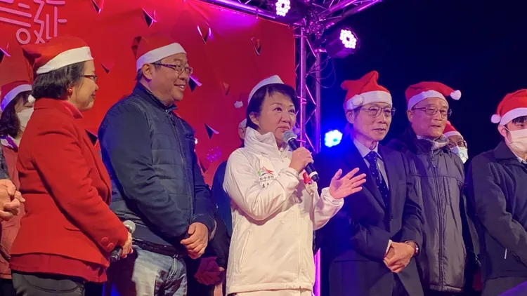 盧秀燕一襲白色羽毛裝出席平安夜聖誕晚會，跟市民約定平安夜音樂會要一直辦下去。曾雪蒨攝