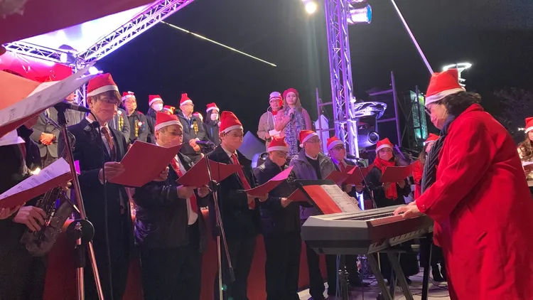 今晚在市政公園前有聖誕音樂晚會，靈糧堂詩歌班演唱平安夜等聖誕歌曲。曾雪蒨攝