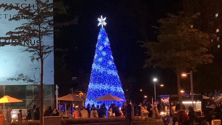 千名聖誕老公公湧入市政府等捷運站發送糖果報佳音。曾雪蒨攝